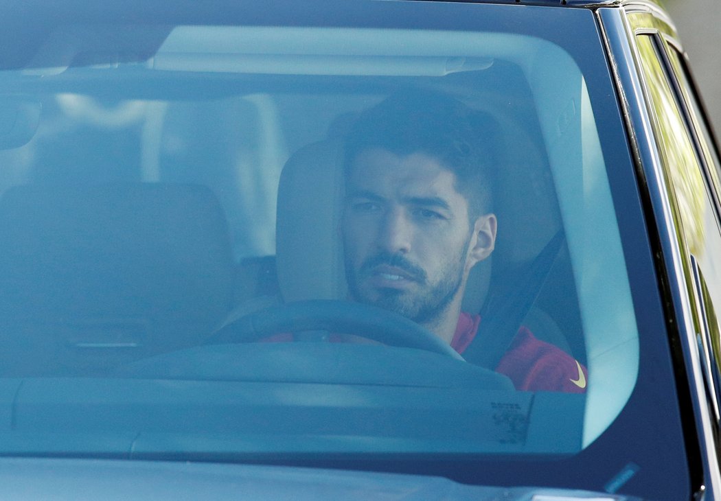 Luis Suárez přijíždí na trénink Barcelony