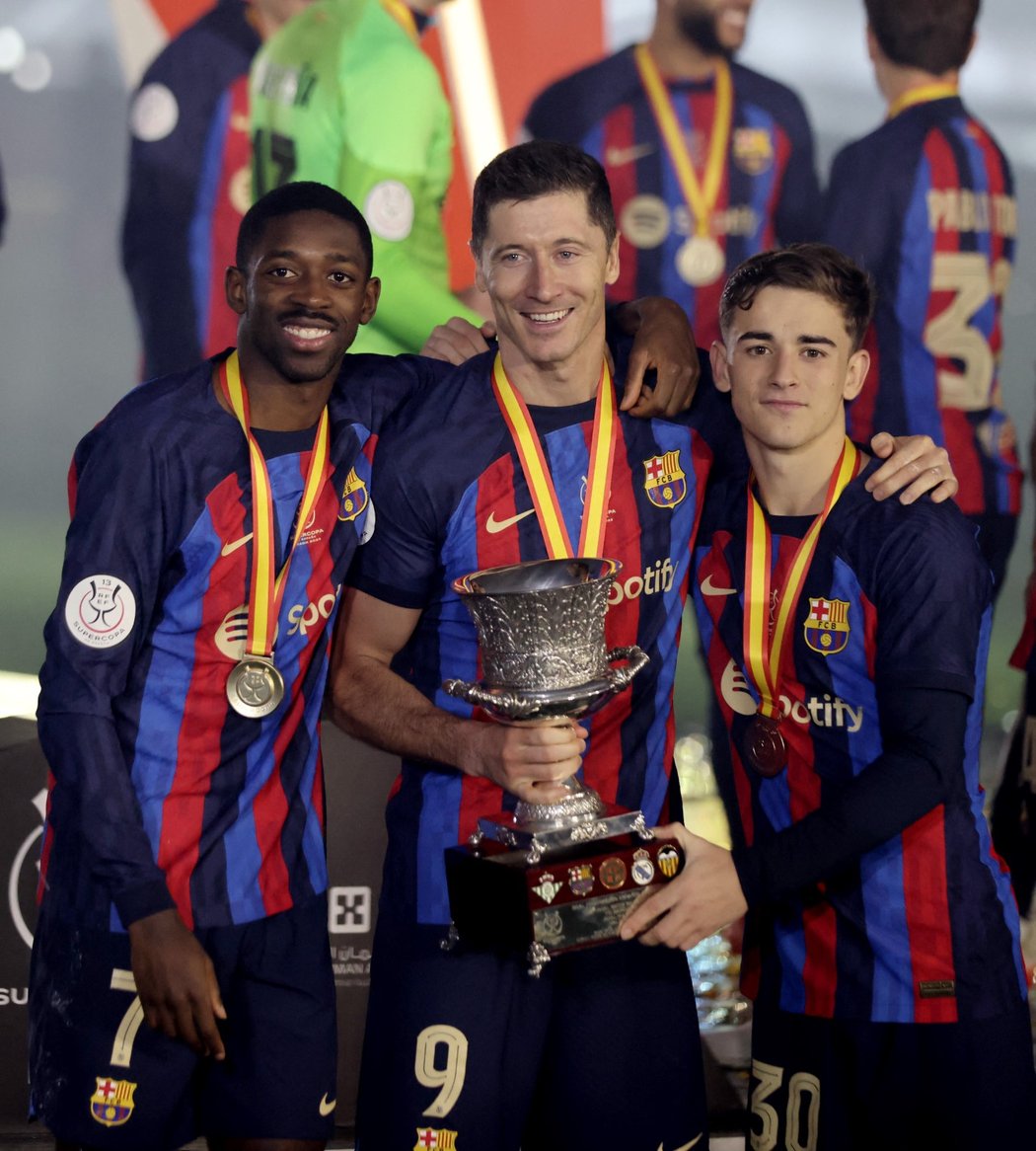 Hráči Barcelony se radují z vítězství v superpoháru