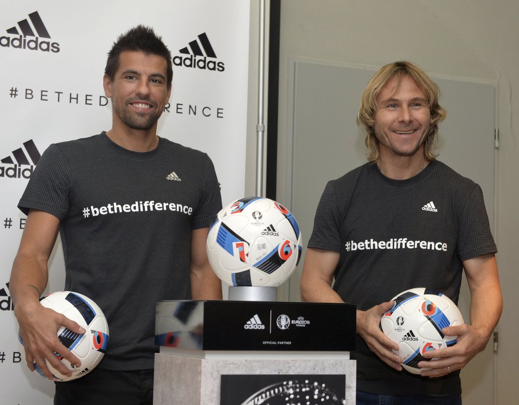 Milan Baroš a Pavel Nedvěd při představování nového míče pro fotbalové mistrovství Evropy ve Francii