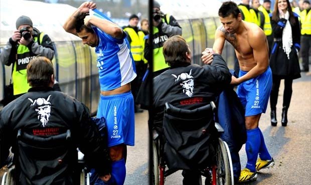 Po vyhraném utkání daroval Milan Baroš svůj dres invalidnímu fanouškovi
