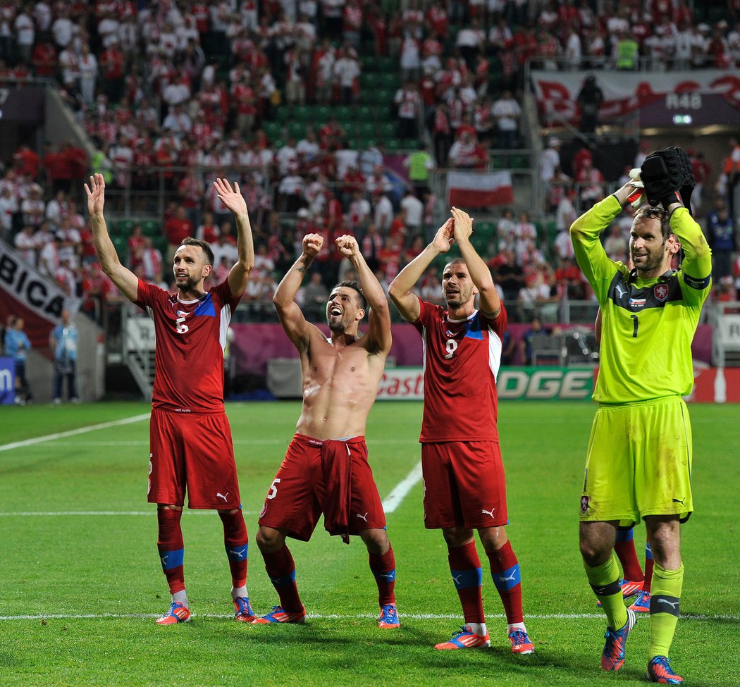 Čeští fotbalisté děkují fanouškům po výhře nad Polskem, která českému týmu zajistila postup na mistrovství Evropy