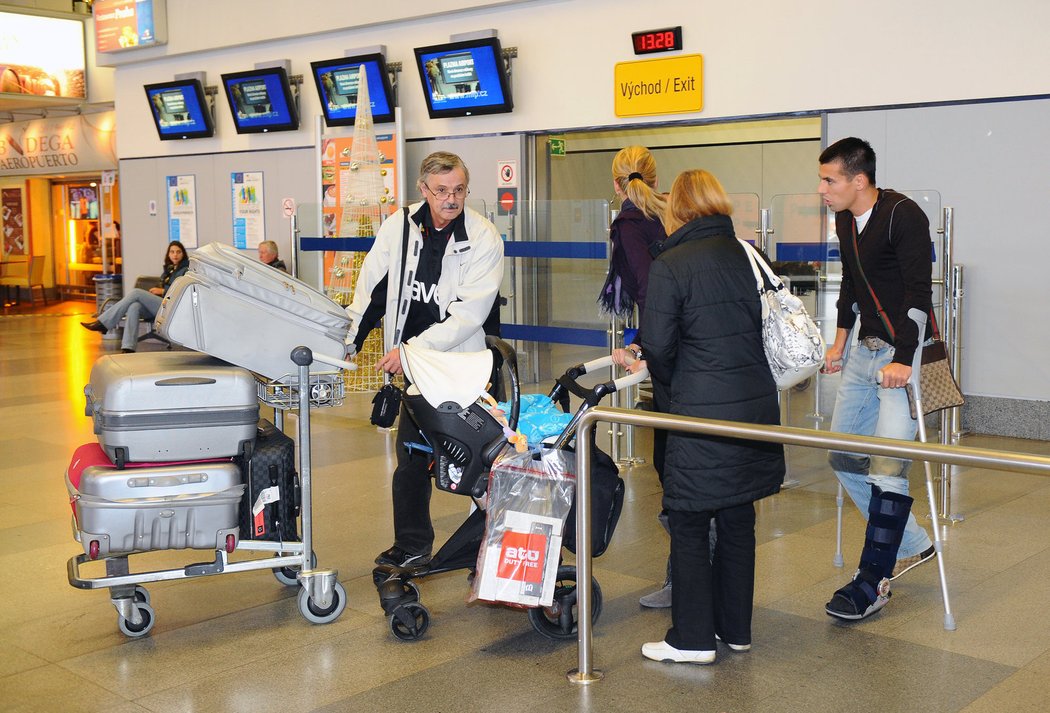 Milan Baroš se kvůli nedávnému zranění pohybuje o berlích