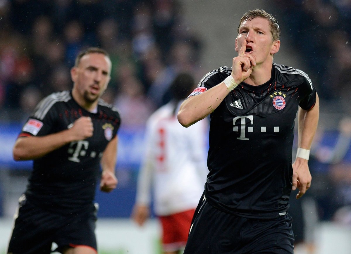 Bastian Schweinsteiger slaví vedoucí gól do sítě Hambruku. Bayern zvítězil 3:0 a vede bundesligu už se sedmibodovým náskokem