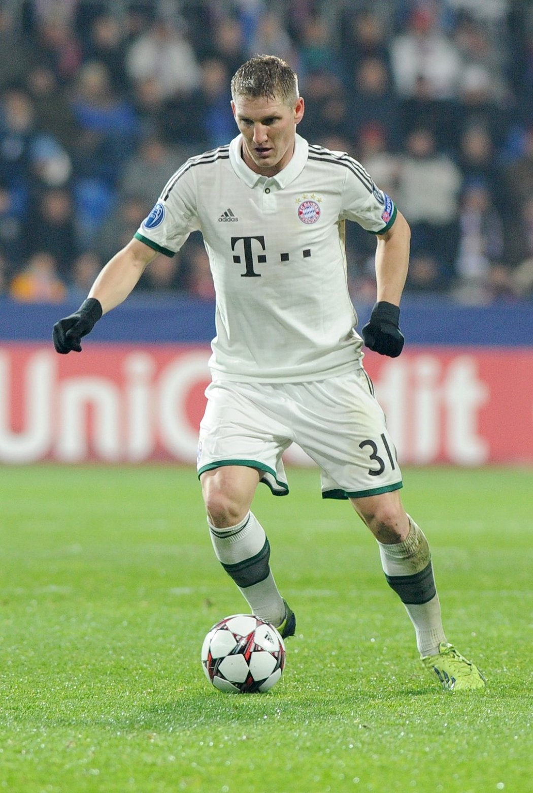 Bývalý německý kapitán Bastian Schweinsteiger zkritizoval šejky za to, že Messimu dali před oslavou titulu slavnostní róbu