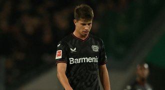 Bayer bez Schicka otočil derby, Hložek střídal. Král při výhře asistoval