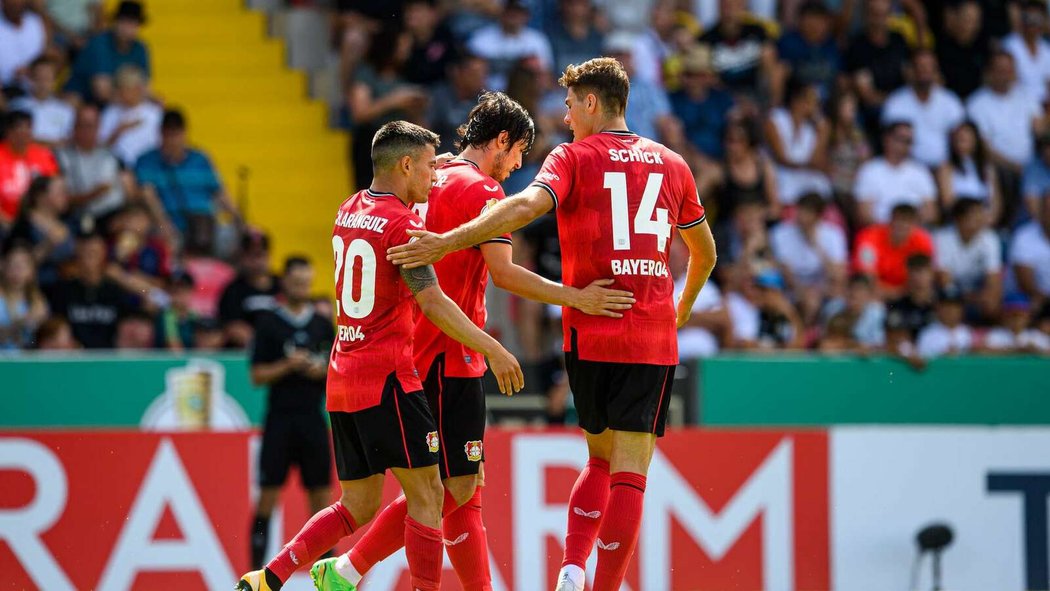 Patrik Schick gratuluje parťákovi ke vstřelené brance