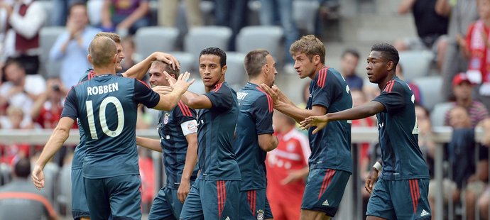 Hráči Bayernu Mnichov se radují z branky Philippa Lahma do sítě Barcelony