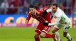 James Rodríguez z Bayernu v souboji s Philippem Bargfredem z Werderu