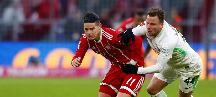 James Rodríguez z Bayernu v souboji s Philippem Bargfredem z Werderu