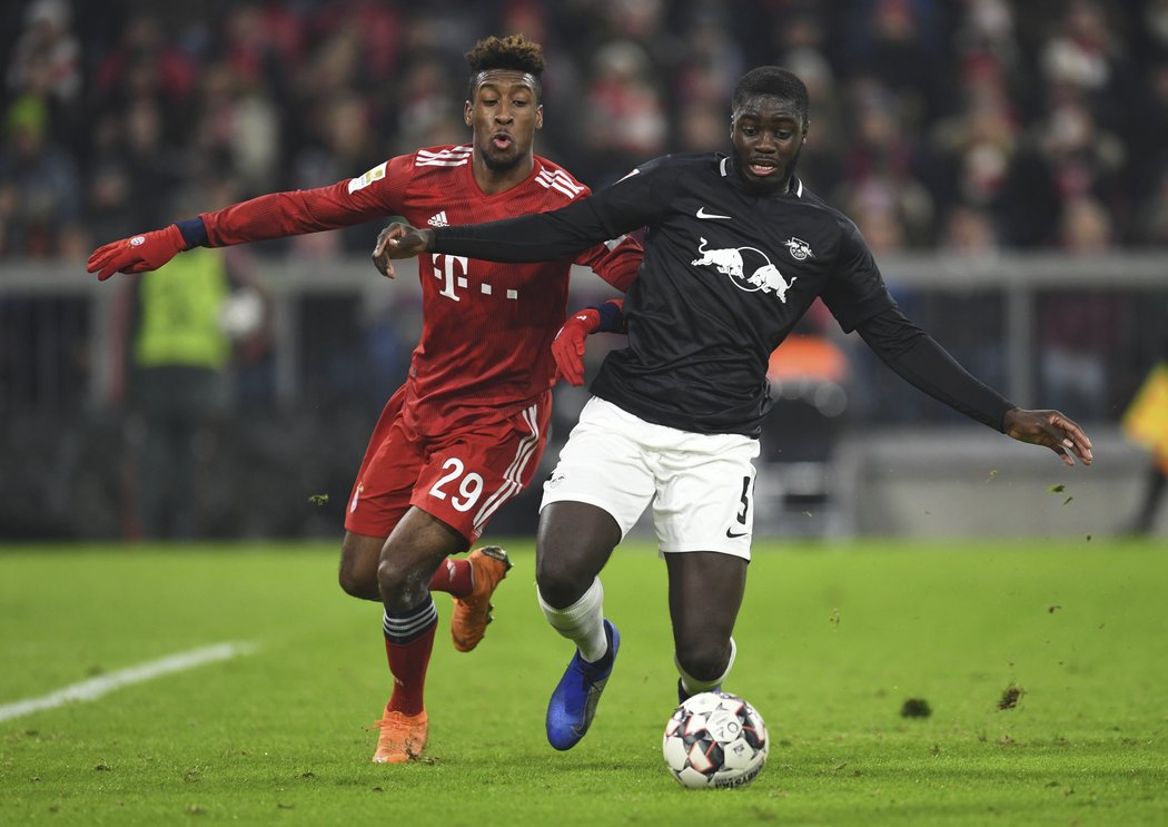 Kingsley Coman z Bayernu se přetahuje o míč s Dayotem Upamecanem z Lipska