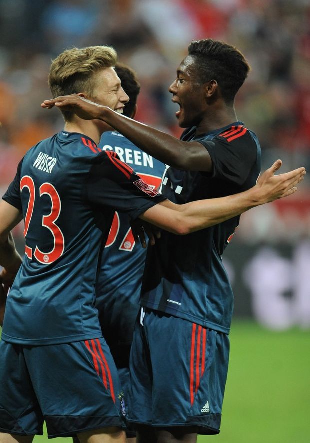 David Alaba a Mitchel Weiser (vlevo) se v dresu Bayernu radují z gólu David Alaba a Mitchel Weiser (vlevo) se v dresu Bayernu radují z gólu