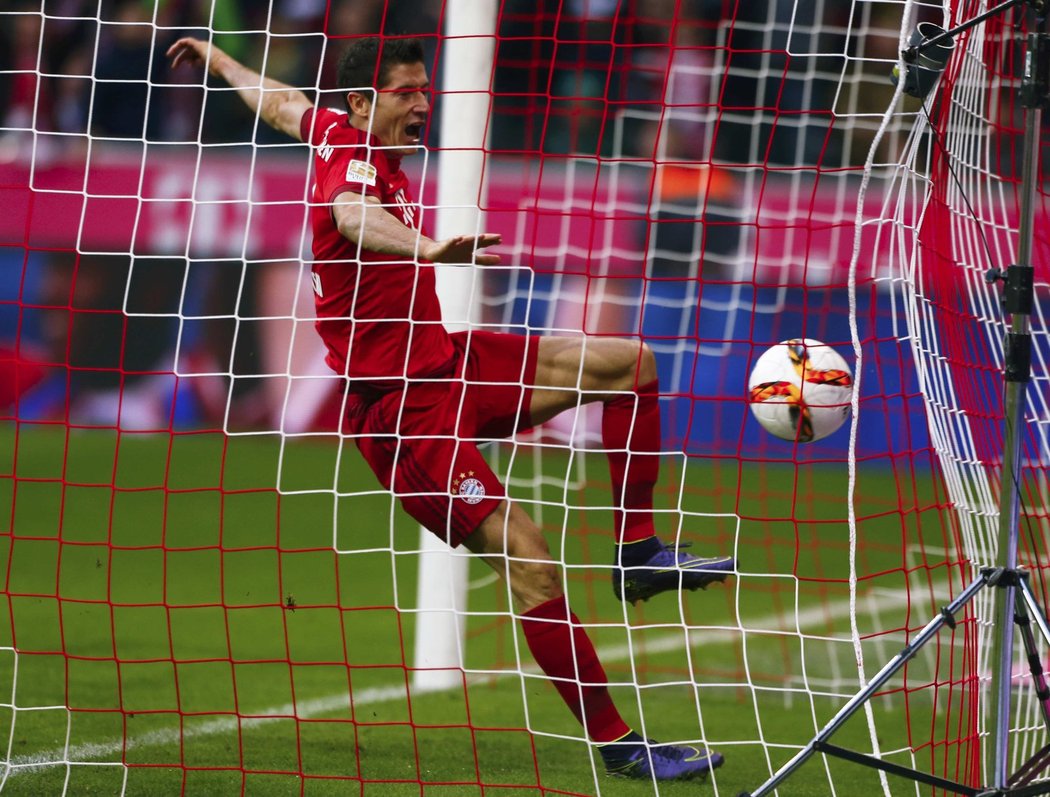 Robert Lewandowski právě vstřelil do sítě Dortmundu další gól