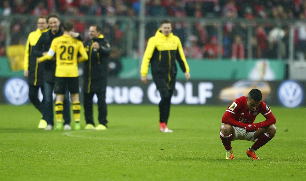 Hráči BVB slaví, Thiago z Bayernu smutní