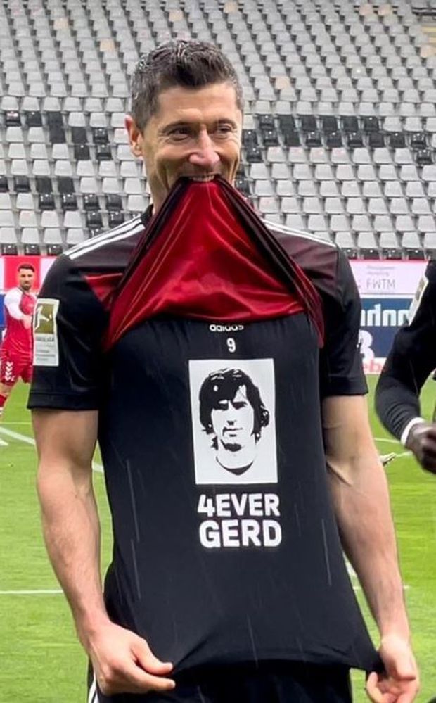 Robert Lewandowski oslavuje svou 40. trefu v bundesligové sezoně, čímž dorovnal rekord Gerda Müllera Robert Lewandowski oslavuje svou 40. trefu v bundesligové sezoně, čímž dorovnal rekord Gerda Müllera