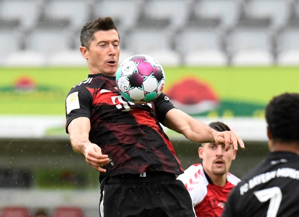 Robert Lewandowski vstřelil proti Freiburgu svůj 40. gól v této bundesligové sezoně, čímž dorovnal rekord Gerda Müllera
