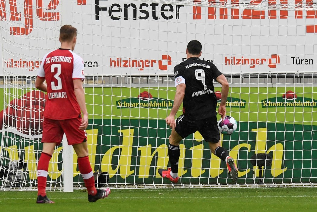 Robert Lewandowski neproměnil obrovskou šanci proti Freiburgu, chvíli poté Bayern inkasoval a remizoval 2:2