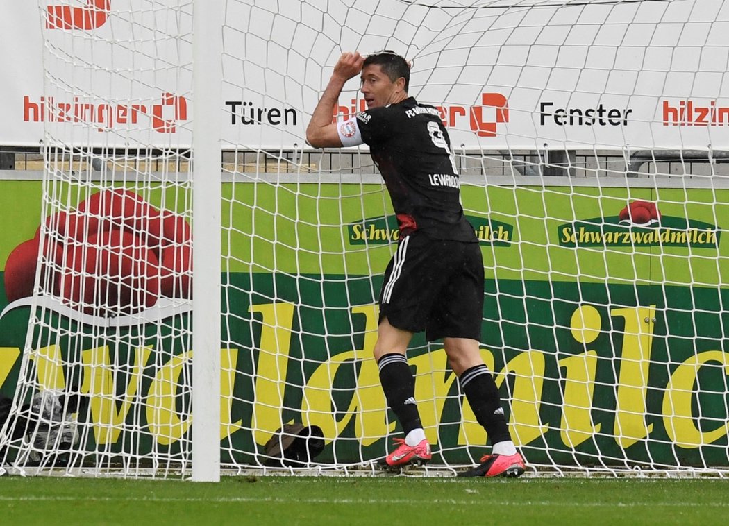 Robert Lewandowski neproměnil obrovskou šanci proti Freiburgu, chvíli poté Bayern inkasoval a remizoval 2:2