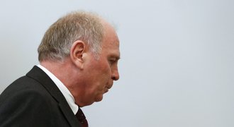 Konec šéfa Bayernu! Hoeness rezignoval a přijal vězení