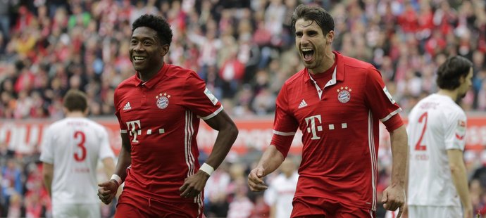 Javi Martinez a David Alaba slaví první ze šesti branek Bayernu do sítě Leverkusenu