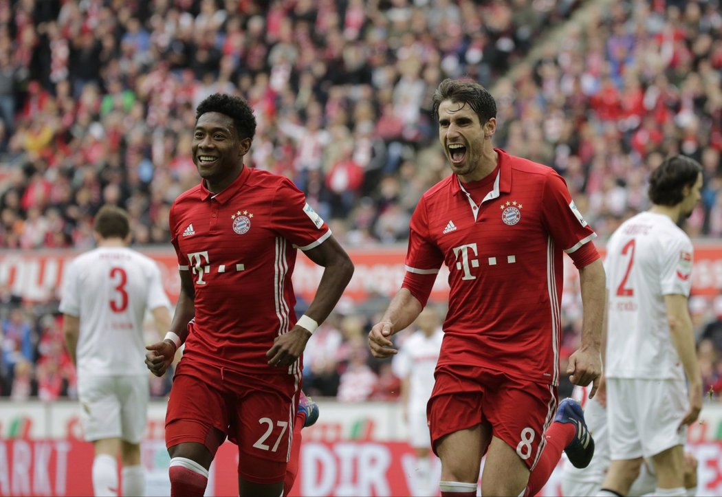 Javi Martinez a David Alaba slaví první ze šesti branek Bayernu do sítě Leverkusenu