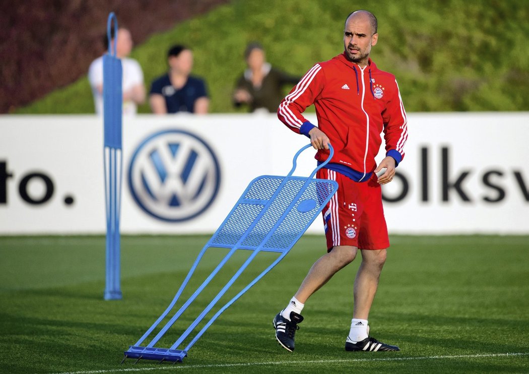 Trenér Bayernu Pep Guardiola dohlíží během přípravy v Kataru i na nejmenší detaily. Vše musí klapat.