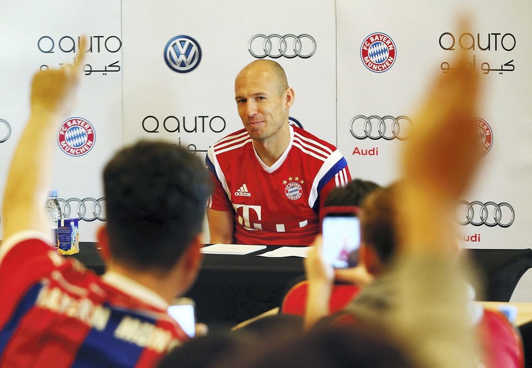 Nizozemec Arjen Robben na tiskové konferenci Bayernu Mnichov v Kataru. Novináři neváhali a měli na sobě dresy německého velkoklubu.