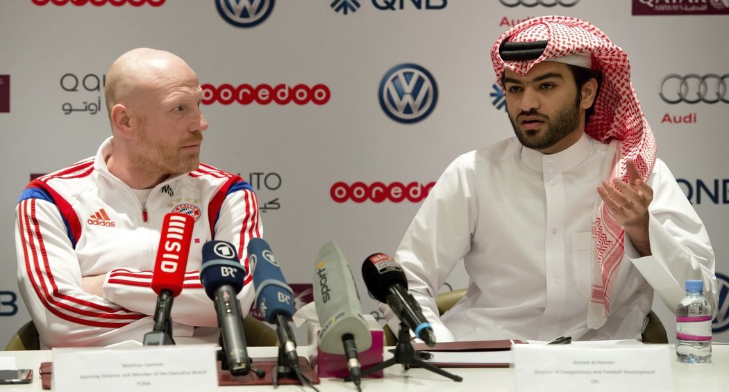 Sportovní ředitel Bayernu  Matthias Sammer a Ahmed Al-Harami, ředitel společnosti QSL na tiskové konferenci v Dauhá.