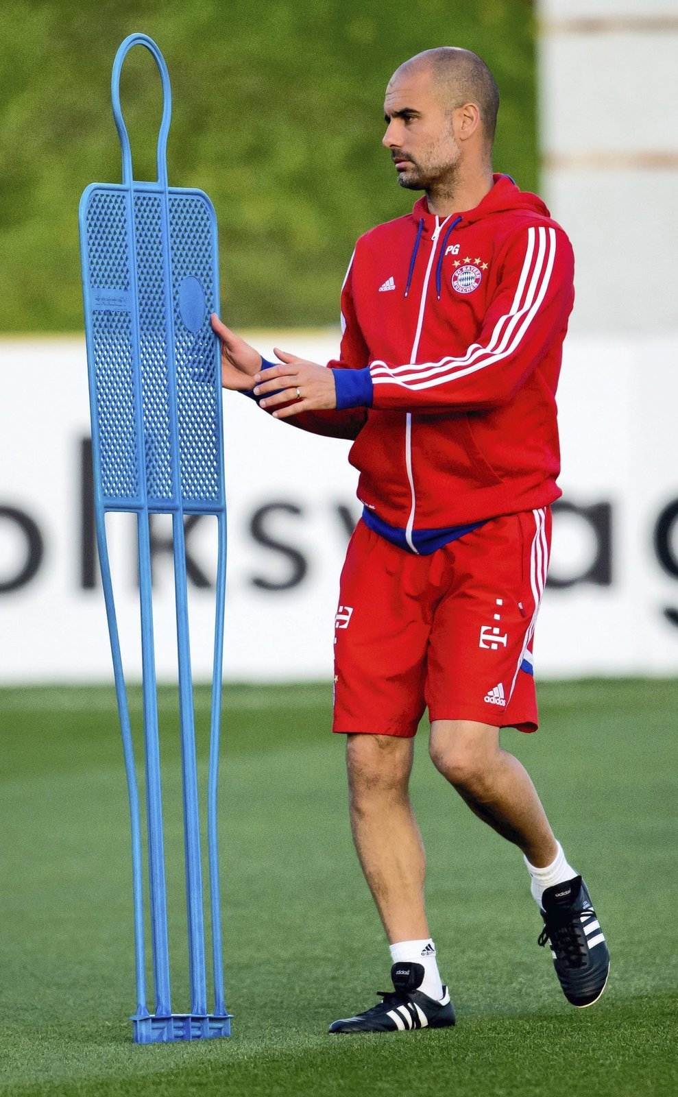 Trenér Bayernu Pep Guardiola dohlíží během přípravy v Kataru na přípravu německého mistra. Vše musí sedět do nejmenšího detailu.