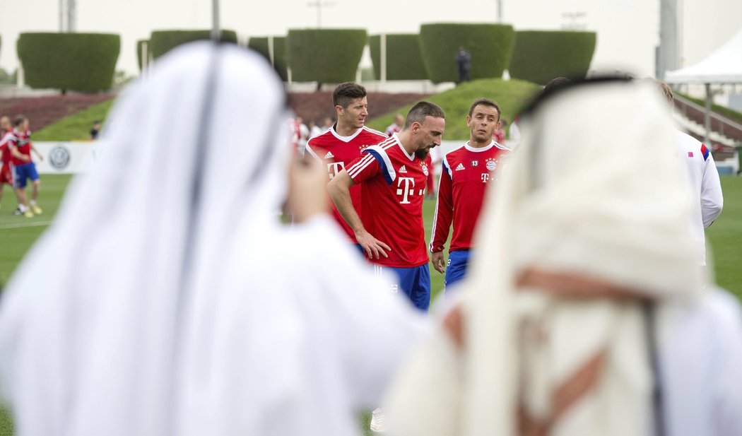 Pod dohledem místních fanoušků i celebrit se připravují fotbalisté Bayernu Mnichov v Kataru.