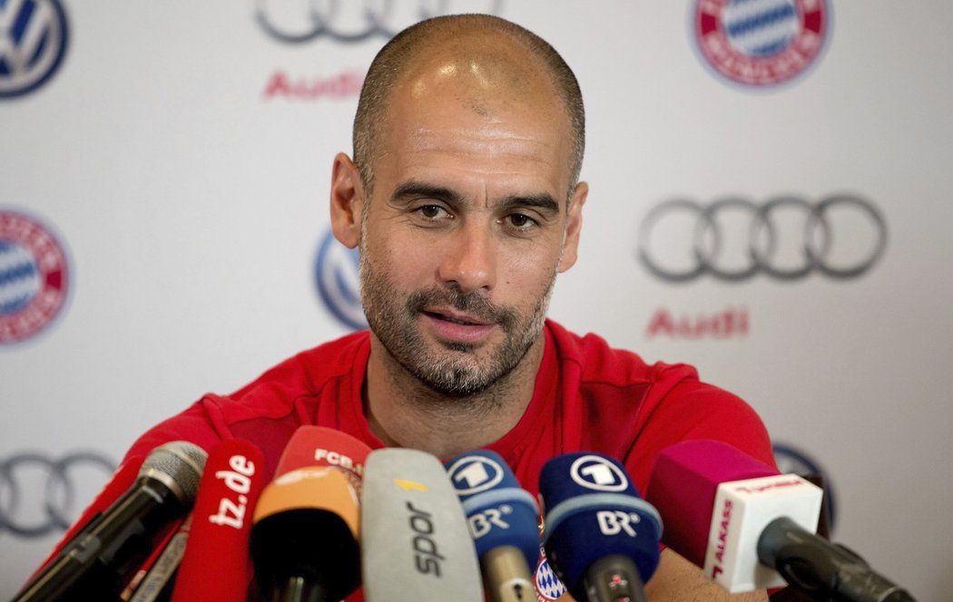 Trenér Pep Guardiola neunikl pozornosti novinářů ani v Dubaji, kde se připravoval na bundesligové jaro jeho Bayern Mnichov.