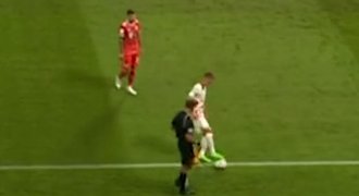 Vychytralý trik proti Bayernu baví fanoušky. Olmo vracel míč, ale...