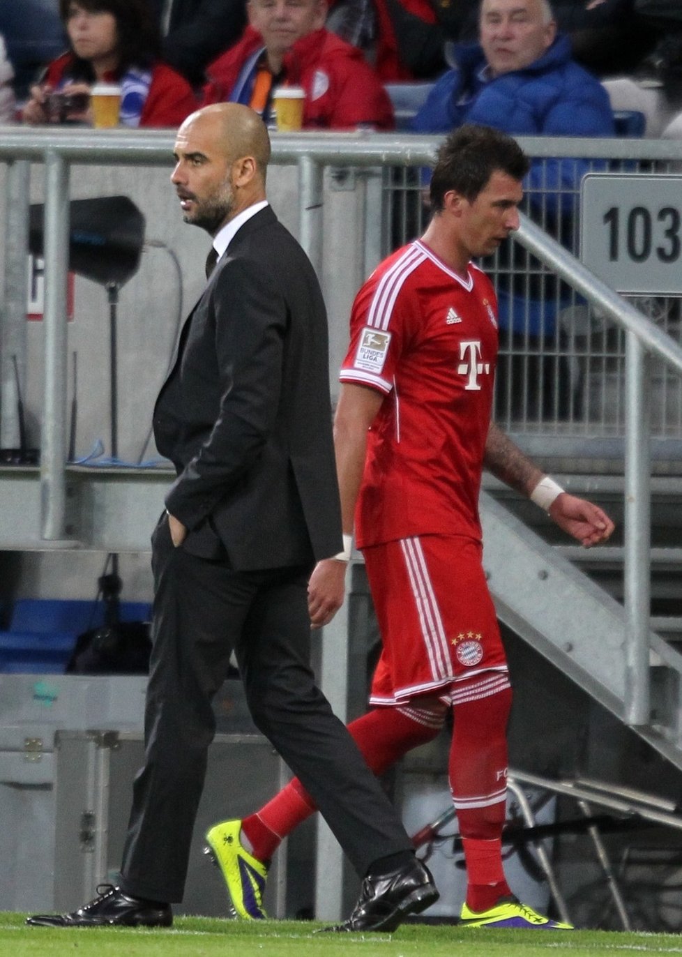 Chorvatský útočník Mandžukič s trenérem Bayernu Josepem Guardiolou