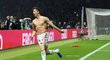 Útočník Robert Lewandowski slaví třetí trefu Bayernu do sítě Lipska ve finále německého poháru