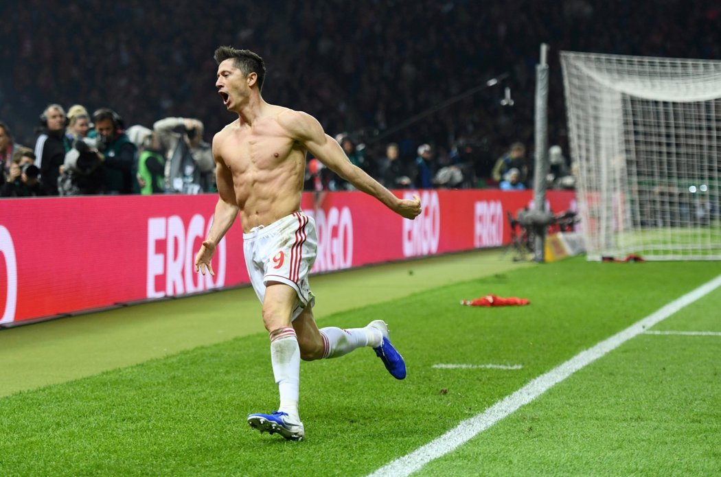 Útočník Robert Lewandowski slaví třetí trefu Bayernu do sítě Lipska ve finále německého poháru