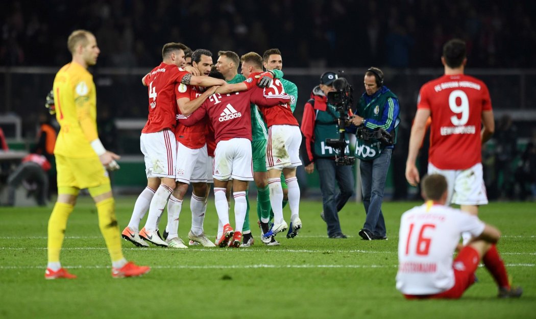 Fotbalisté Bayernu Mnichov slaví triumf v německém poháru