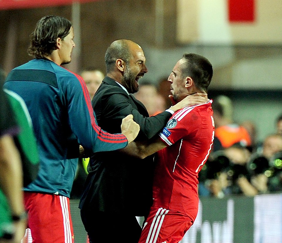 Radostí tě uškrtím! Impulsivní Guardiola gratuluje k brance Franckovi Ribérymu v zápase s Chelsea