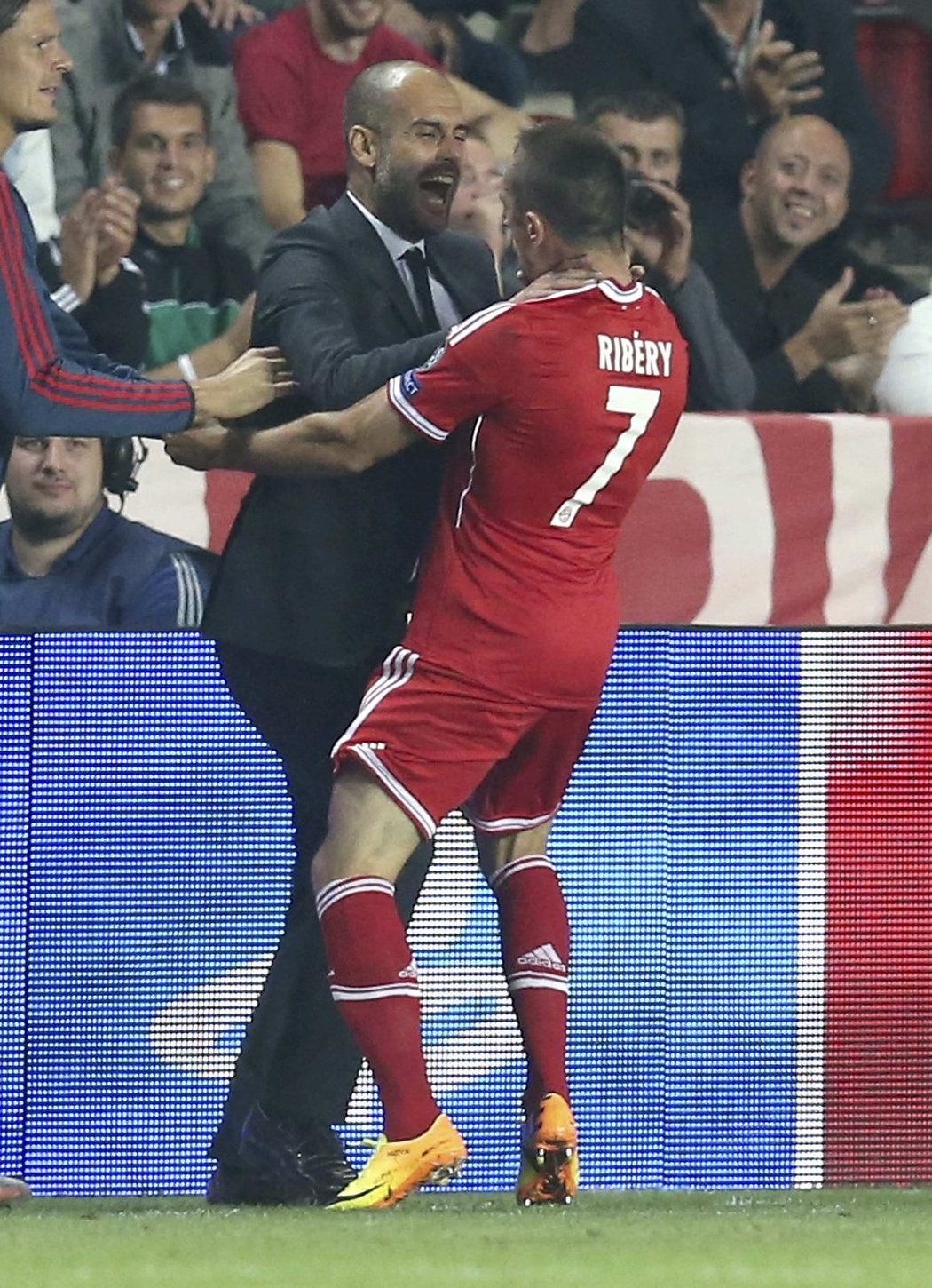 Bouřlivé objetí. Guardiola gratuluje ke vstřelení gólu Ribérymu v utkání Bayernu s Chelsea