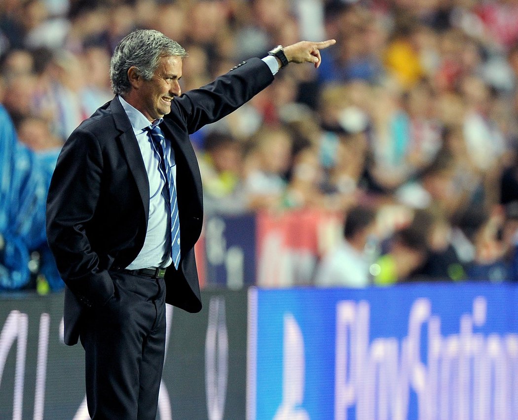 Typický Mourinho. Portugalský kouč gestikuluje v zápase proti Bayernu Mnichov