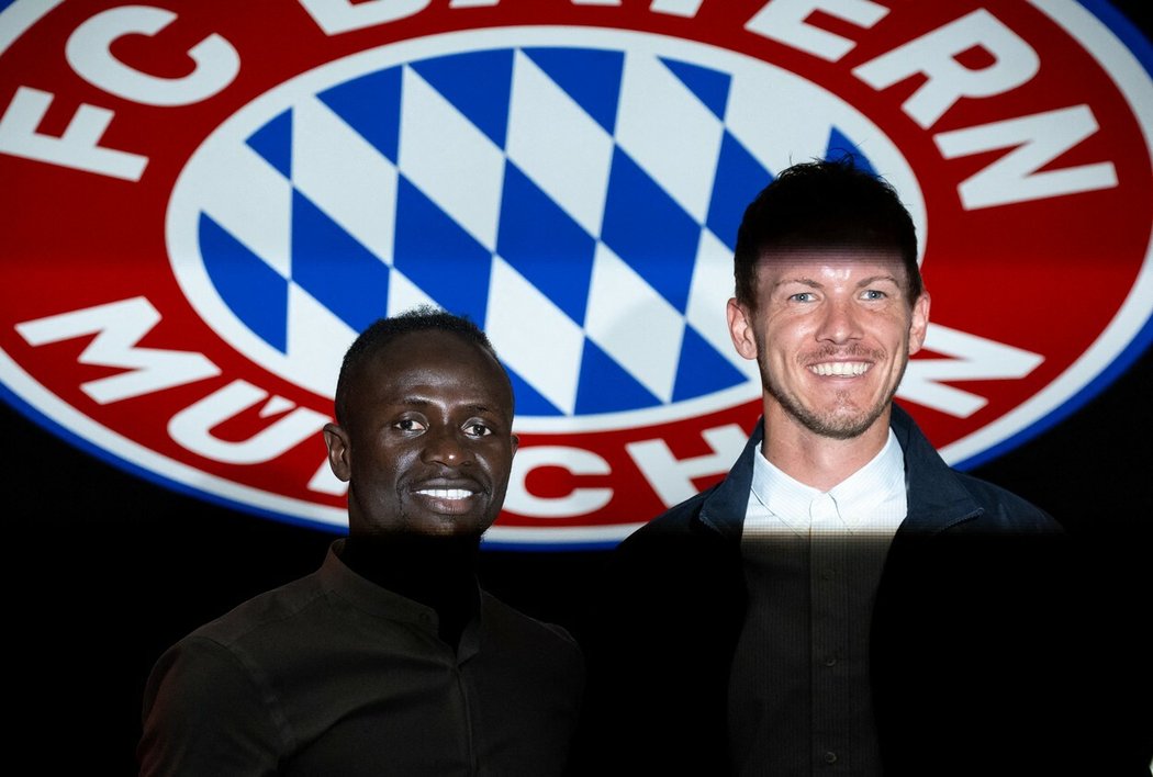 Trenér Bayernu Julian Nagelsmann (vpravo) s novou akvizicí Sadio Maném