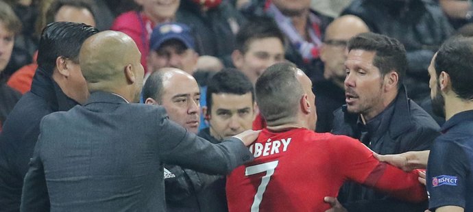 Divoký závěr utkání Bayernu s Atlétikem Madrid, kde se do slovní potyčky dostali trenéři Guardiola se Simeonem