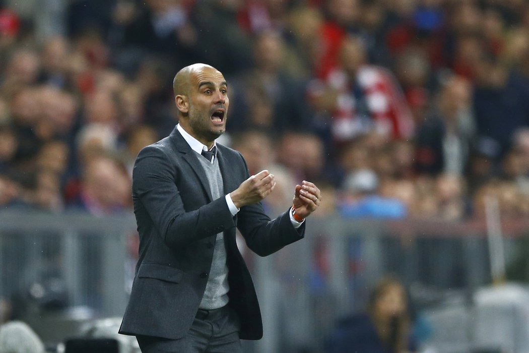 Josep Guardiola udílí pokyny svým svěřencům z Bayernu