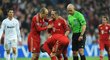Arjen Robben s Frankem Ribérym debatují o tom, kdo z nich rozehraje standardní situaci