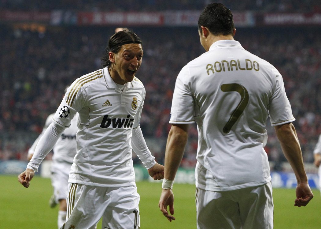 Ronaldo s Özilem se radují po vyrovnání Realu na 1:1