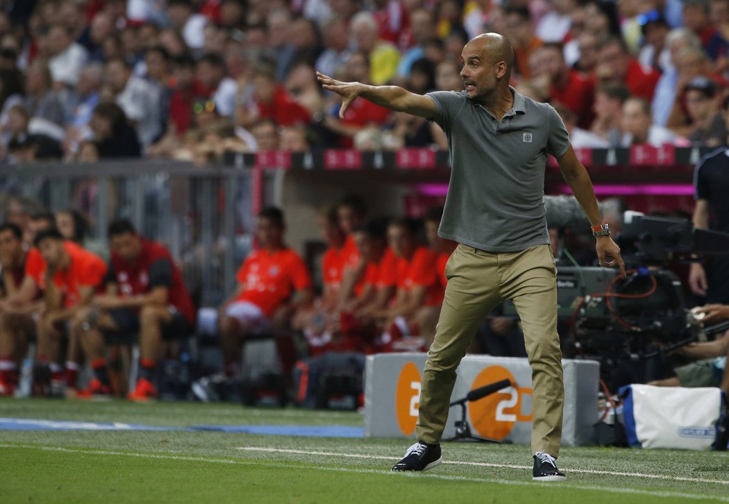 Pep Guardiola uděluje pokyny svým svěřencům v zápase proti Bayernu Mnichov 