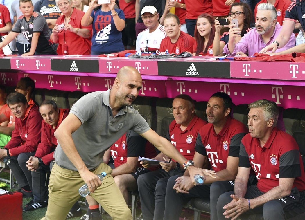 Josep Guardiola se zdraví s lavičkou Bayernu Mnichov, kde ještě minulou sezonu trénoval