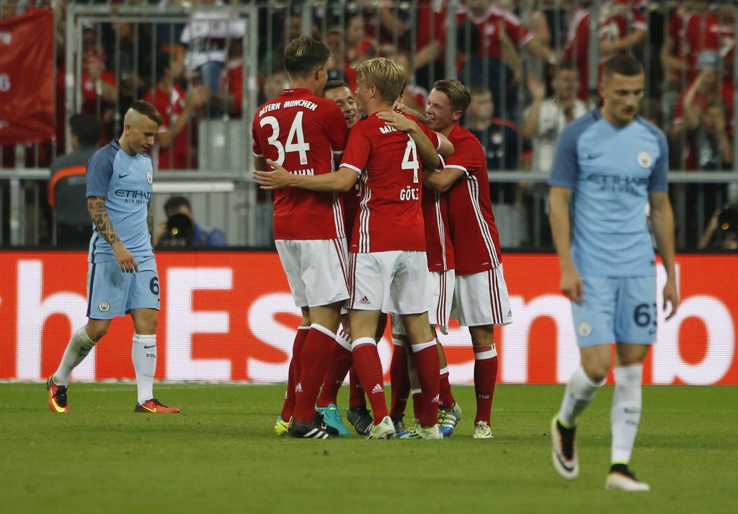 Fotbalisté Bayernu slaví jednu branku do sítě Manchesteru City