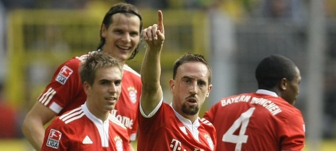 Franck Ribery oslavuje se spoluhráči z Bayernu Mnichov vstřelený gól.