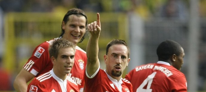 Franck Ribery oslavuje se spoluhráči z Bayernu Mnichov vstřelený gól.