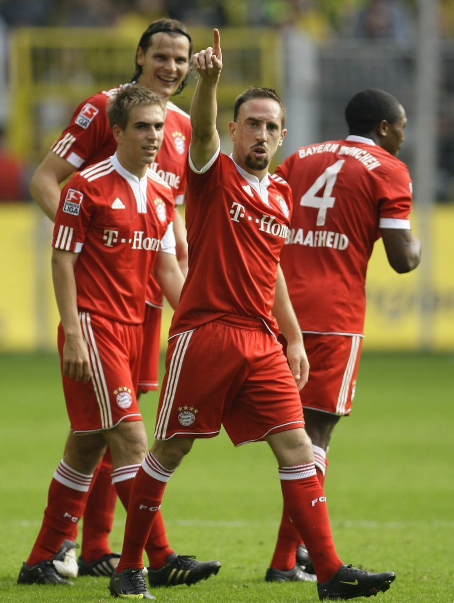 Franck Ribery oslavuje se spoluhráči z Bayernu Mnichov vstřelený gól.