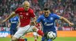 Robben se snaží prosadit přes obranu Schalke